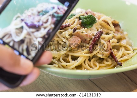 Spaghetti with bacon in a dish on a table.