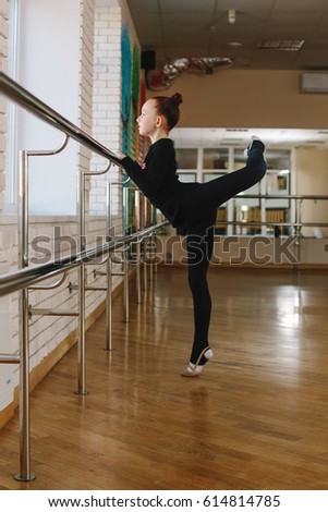 A modern gymnast in a dance class.