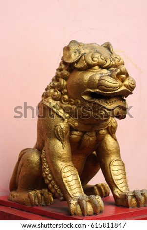 dog statue gatekeeper Royalty-Free Stock Photo #615811847