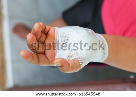 Bandaging the incision wound with gauze
