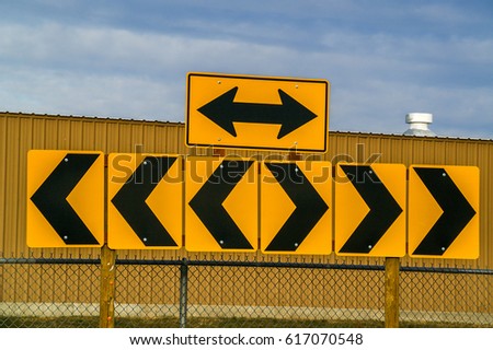 Arrows and chevrons to inform motorists that they must turn either left or right