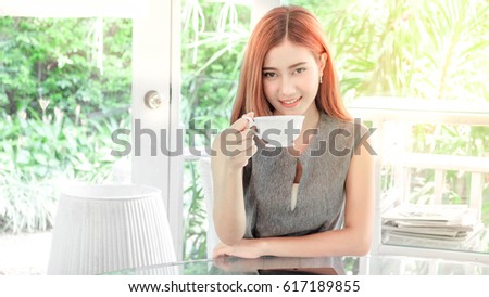 
Young businesswoman drinking coffee While working in a coffee shop