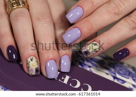 Design of manicure purple with a pattern of flowers