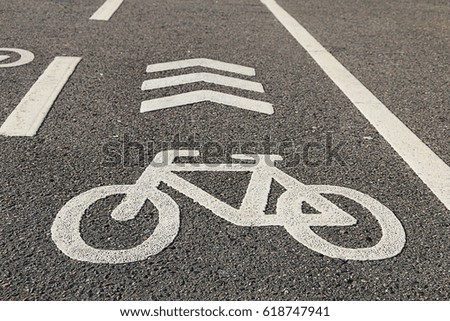Bicycle path with a marking in the park