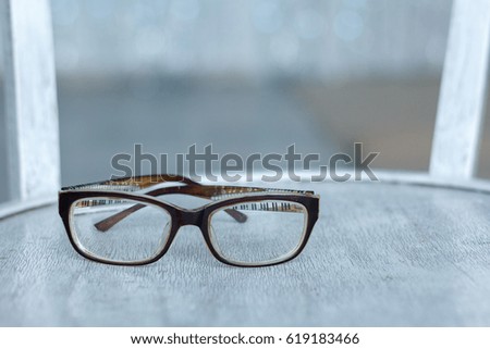 Eyeglasses with notes on arcs on wooden boards with a simple background 