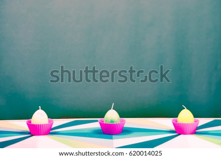 Party background with cupcakes and confetti.