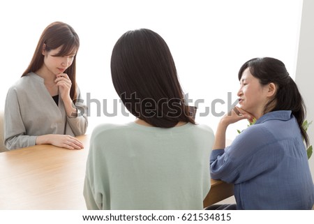 Woman visiting sale, dissatisfaction, price cut, housewife, parent and child, mother, daughter 