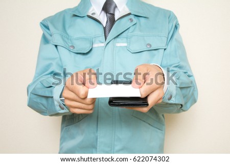 A man who exchanges business cards with work clothes