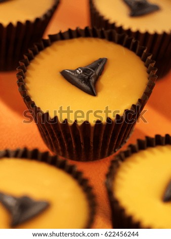 ORANGE HALLOWEEN CUPCAKES DECORATED WITH ICED BLACK WITCH HAT