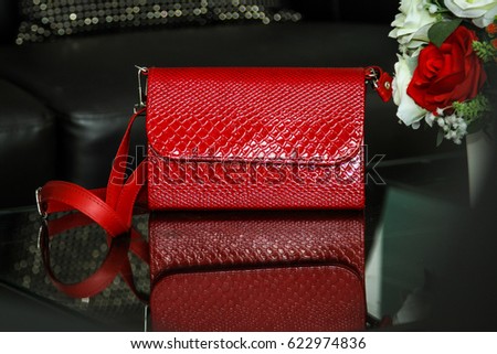 The small snake scale red handbag for woman