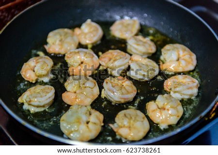 shrimps on pan