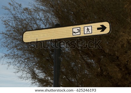 city sign indicating the path on foot to reach a hotel