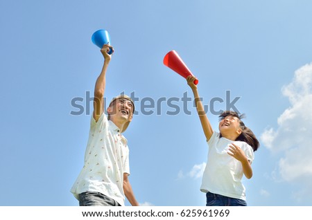 Japanese parent and child cheering