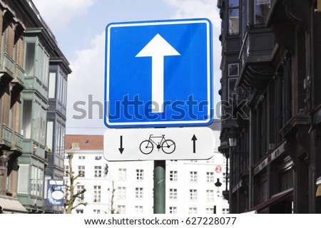 Roadsign arrow for bicycles