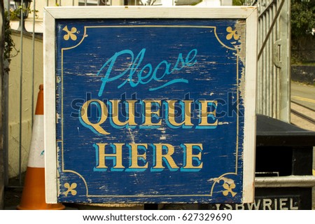 Fancy "Please Queue Here" Sign | Bin translates to "Litter"