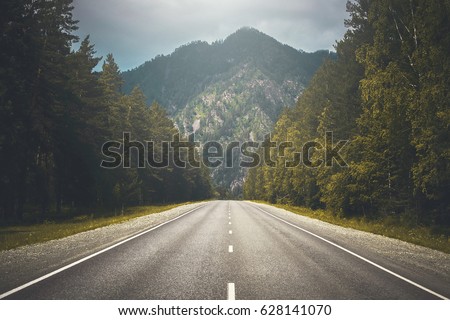 country road Royalty-Free Stock Photo #628141070