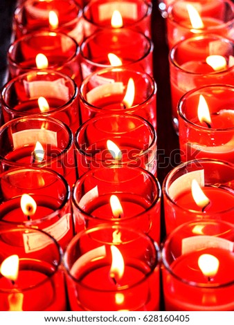  red candle burns in the glass.