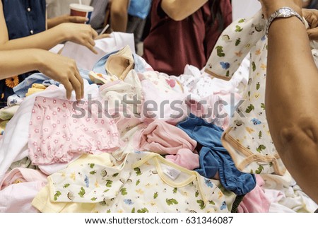 Many mom choose baby clothes at discounted prices.