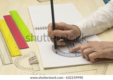 A person draws a circle with a full turning angle