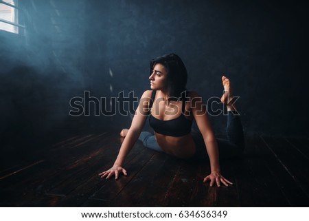 Contemp dancing female performer in dance class