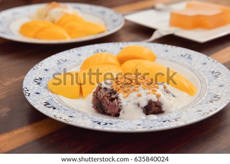 mango and sticky rice with coconut milk (focus sticky rice))