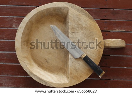 Knife and circular chopping board