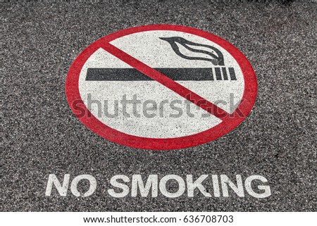 No smoking sign on the street