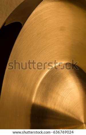 Metallic background, quarter dome, peripheral disk, dark corner. Golden.