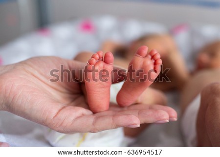 mother holding premature baby legs Royalty-Free Stock Photo #636954517