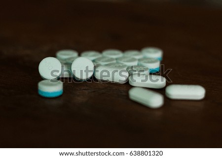 white and blue pill paracetamol 500 mg. 