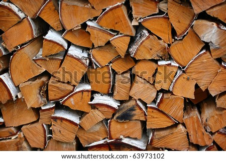Pile of irregularly stacked pieces of firewood