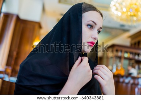 muslim woman wering black hijab