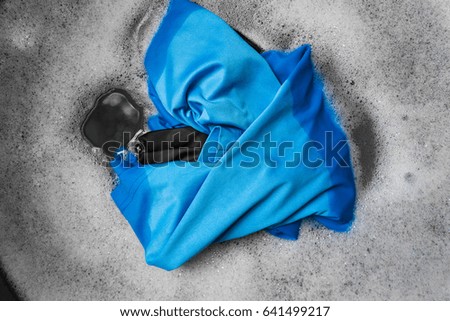 Soak Blue cloth clothes in the enameled bowl