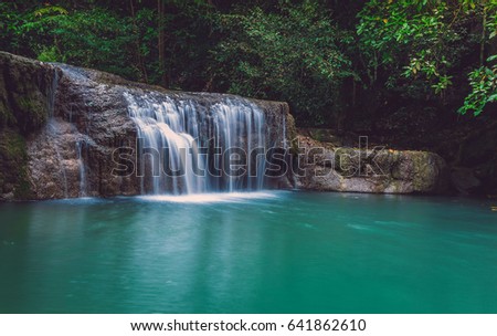 Splashes of white water flow into the stream of fresh green and clear soft to support the bottom and the two sides are covered with trees and trees to provide a good environment for tourism.