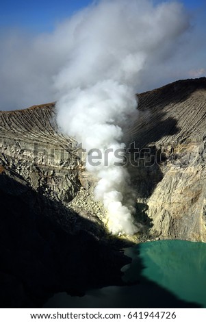 acid lake in crater Panarama