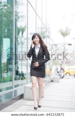 business woman smile happily and talk on phone