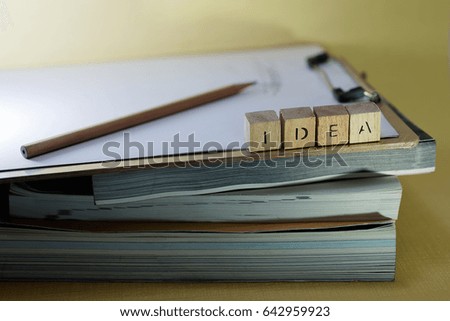 The letter on the wood. And elements such as books, pencils, media, search information. To obtain Is a concept