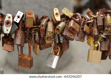 many rusty lock together