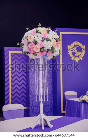 wedding decor Banquet halls in purple color, the flower arrangements on the guests tables