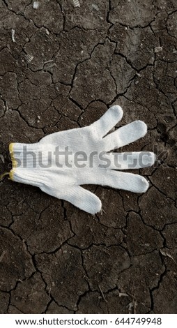 The white cloth glove placed on the floor holds five inches.