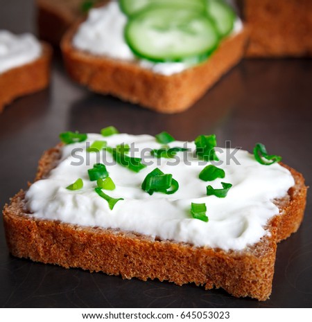 Open sandwiches with bread, cream cheese and cucumbers, food photo