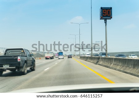 inside car on the Expressway with speed limit signs cannot exceed 90 kilometers per hour.