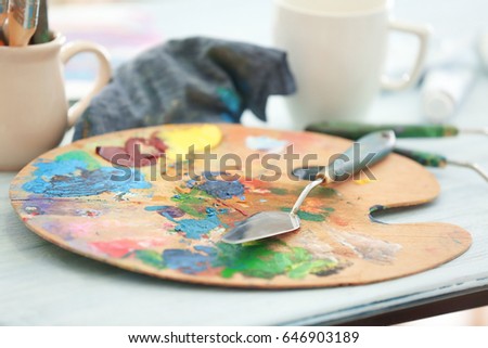 Wooden palette with spatula on table