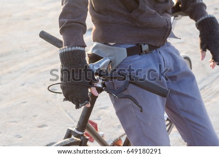 close up picture of man riding on fixed gear bicycle in thr desert