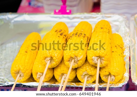 Boiled corn on a tray in the market