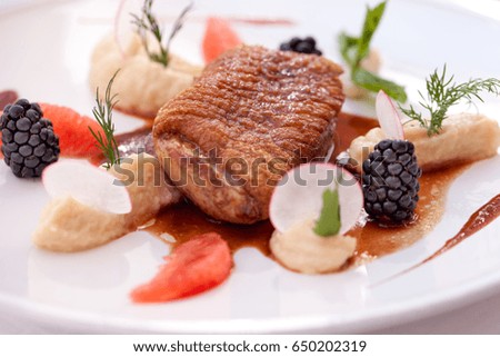 Duck sauce with blackberry and grapefruit