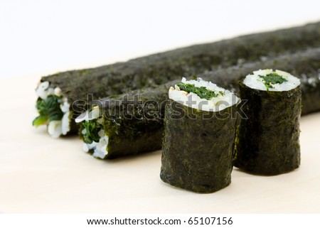 Close-up image of Maki Sushi made from spinach.