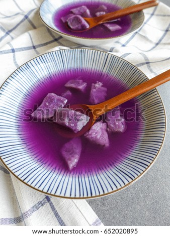 Easy to make sweet potato dessert,boil cut potato cubes with pandan leaves and rock sugar to a boil and simmer / Purple Sweet Potato Soup / Adding old ginger helps to keep the body warm during winter 
