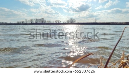 The water surface of the river, the reflection of the sun, spring
