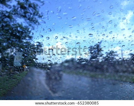 The vehicles are on the road with wet rain, with dazzling water droplets full of windshields that look like diamonds sweeping across the sky in front.